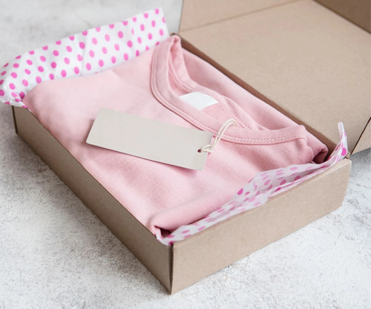 Mẫu hộp carton đựng áo hồng