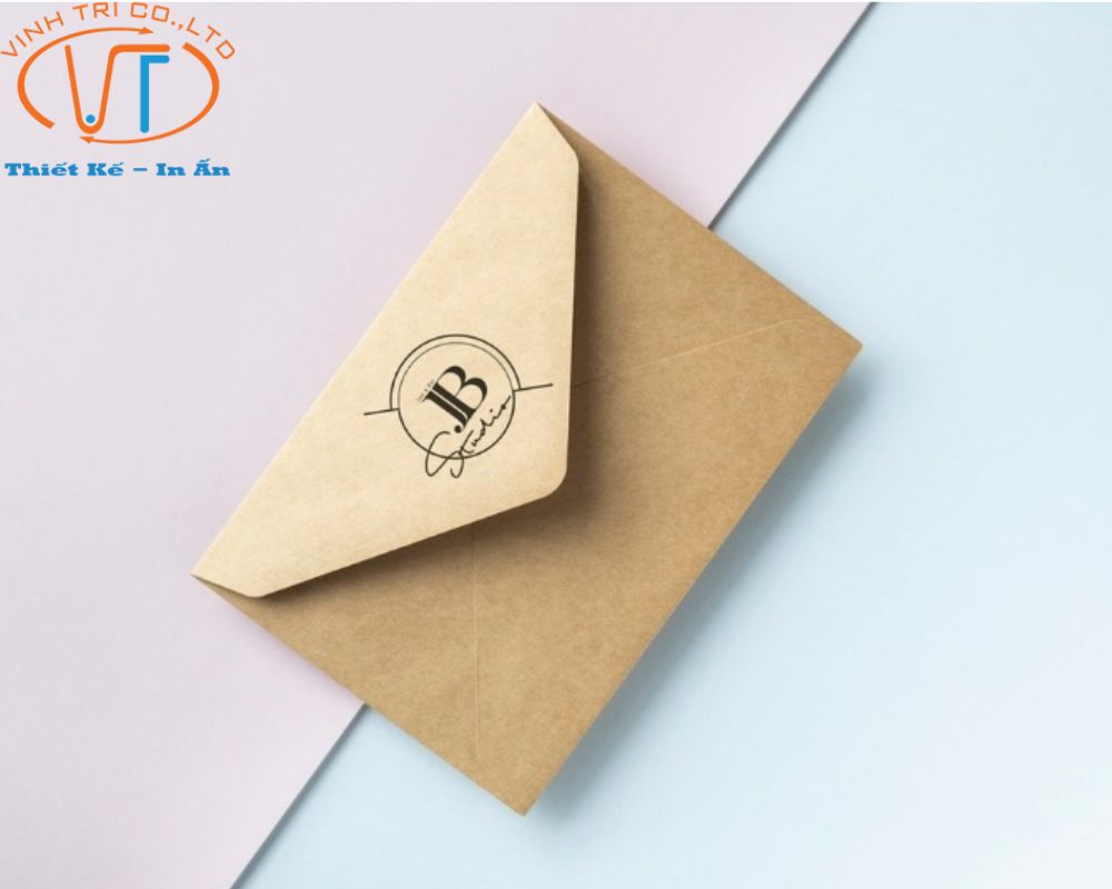 Mẫu bao thư giấy Kraft có phần logo nổi bật nằm trên phần nắp