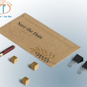 Người ta in bao thư giấy Kraft để làm thiệp cưới, thiệp mời