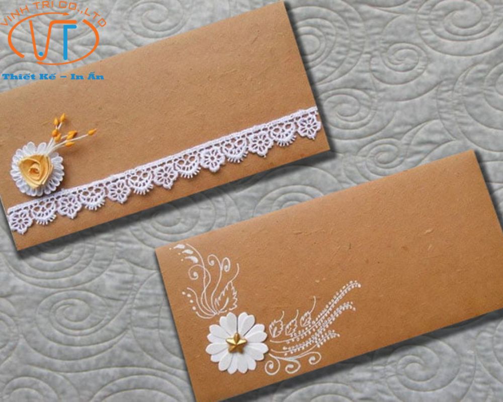 Mẫu bao thư giấy Kraft màu nâu có trang trí thêm hoa trắng