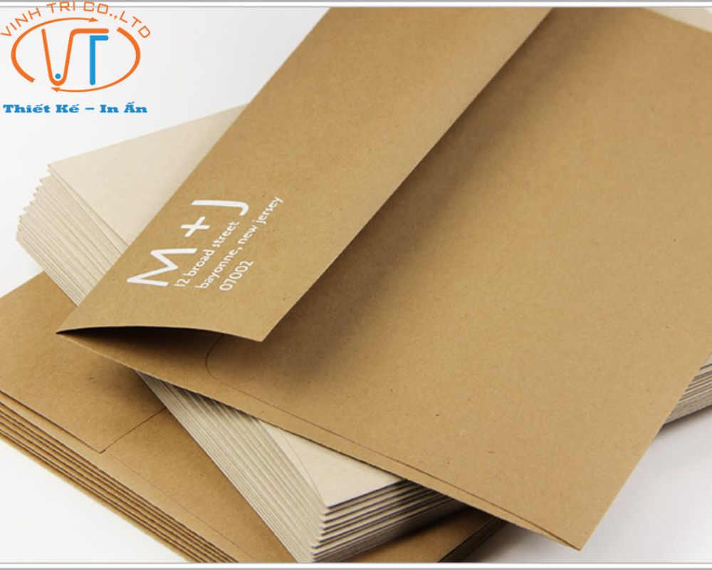 Mẫu bao thư giấy Kraft làm thiệp cưới với phần tên để ngay góc trái