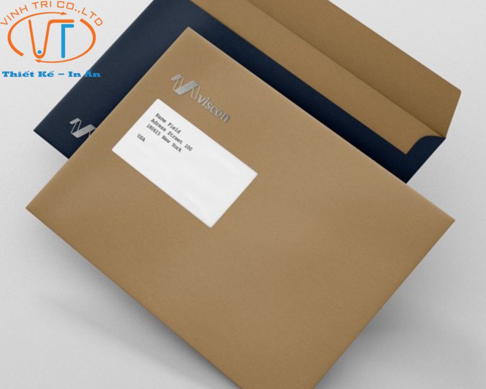 Mẫu bao thư giấy Kraft có thiết kế đơn giản với logo có ánh bạc