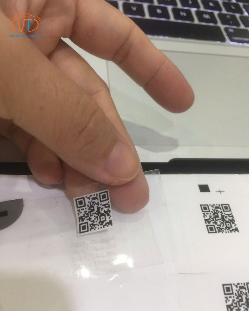 Tem nhãn bằng nhựa với mã QR