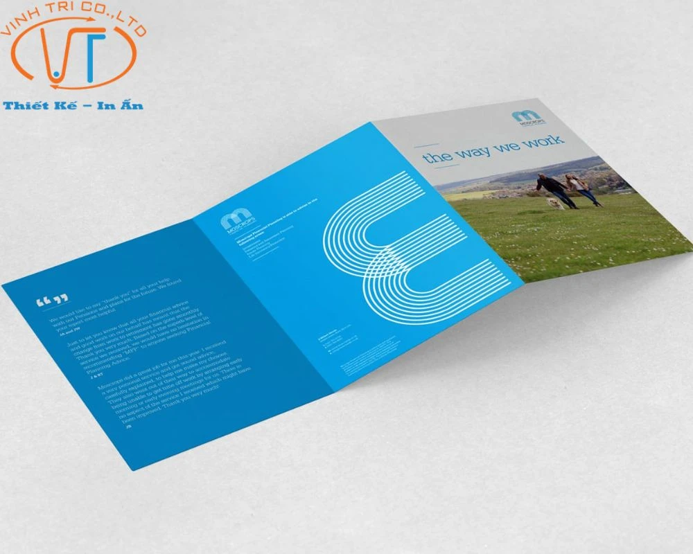Mẫu brochure gấp 3 dạng chữ Z với khổ hình vuông mới lạ
