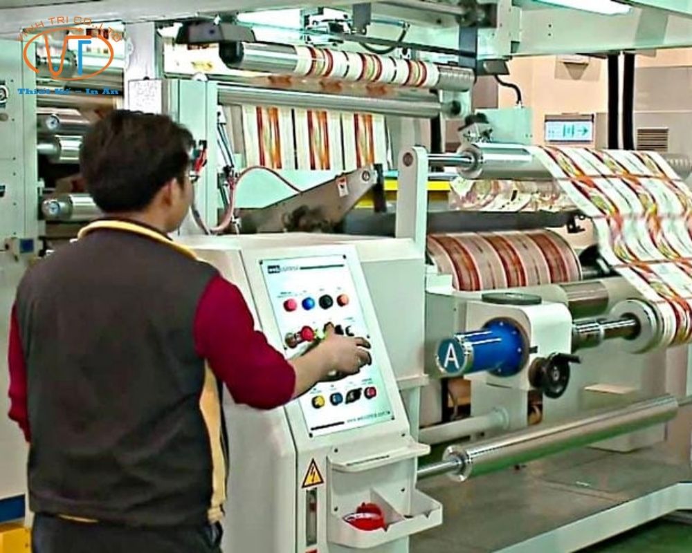 Người đàn ông đang điều chỉnh kỹ thuật in ống đồng
