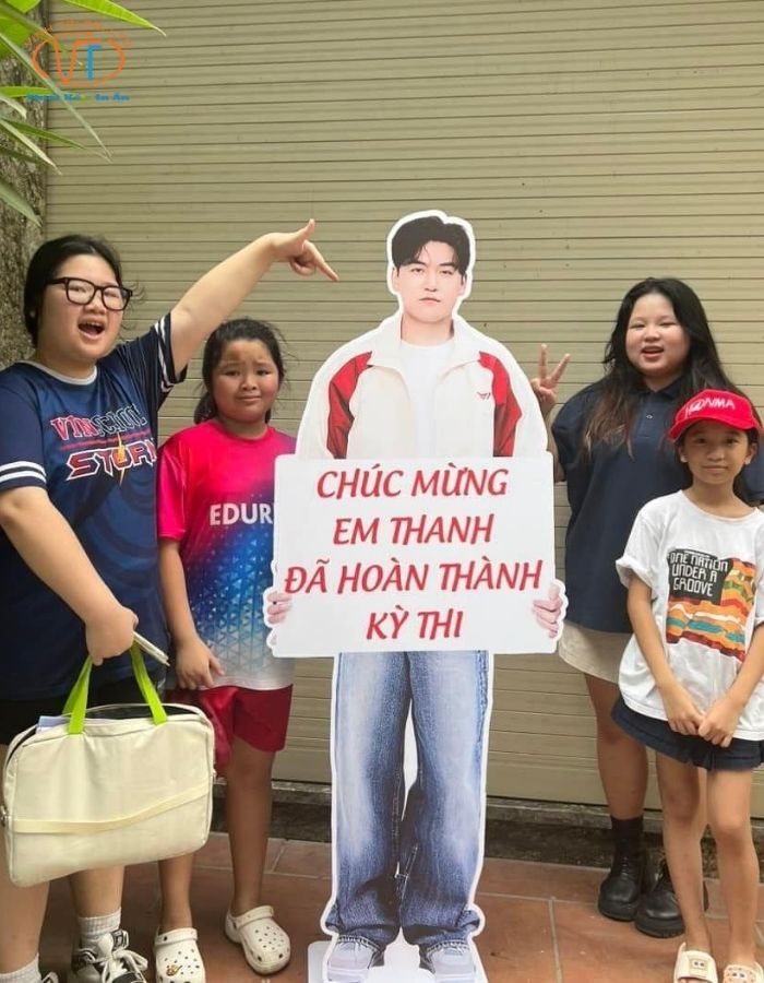 Mẫu standee hình người mô phỏng em trai