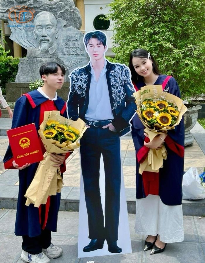 Mẫu standee ca sĩ Hàn Quốc trong ngày lễ tốt nghiệp của hai bạn trẻ