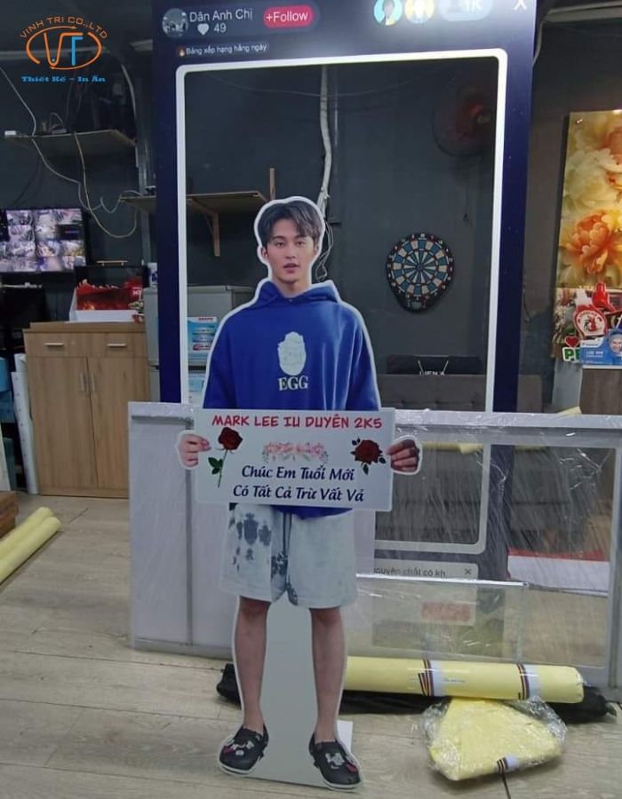 Mẫu standee hình người mặc áo xanh