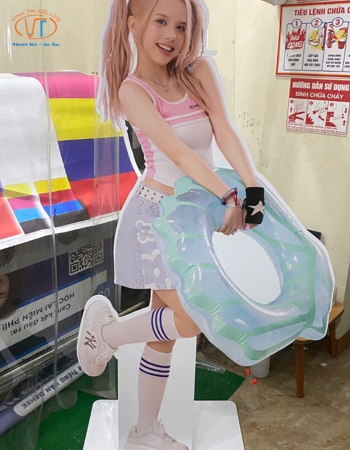 Standee hình người ca sĩ tấm phao bơi