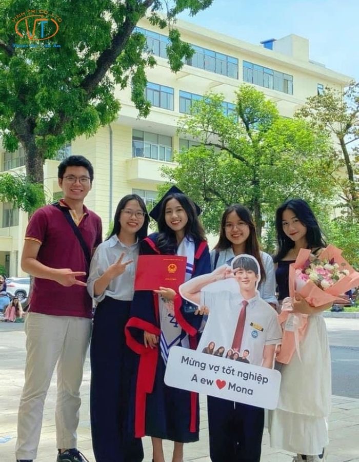 Standee hình người trong ngày lễ tốt nghiệp chúc mừng cô gái
