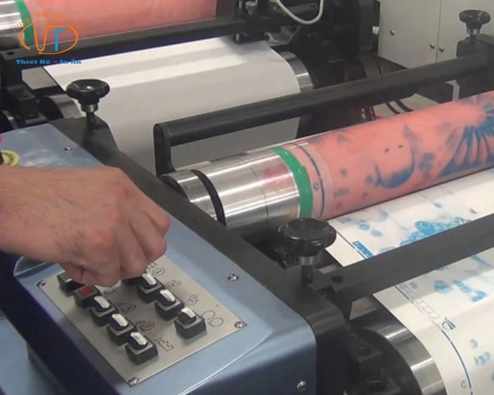 Khởi động máy in flexo