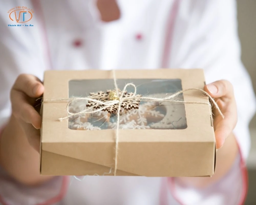 Hộp giấy kraft có cửa sỏ kính thắt nơ