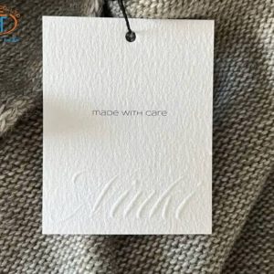 Tag quần áo có ghi dòng chữ Made With Care