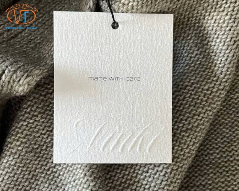 Tag quần áo có ghi dòng chữ Made With Care