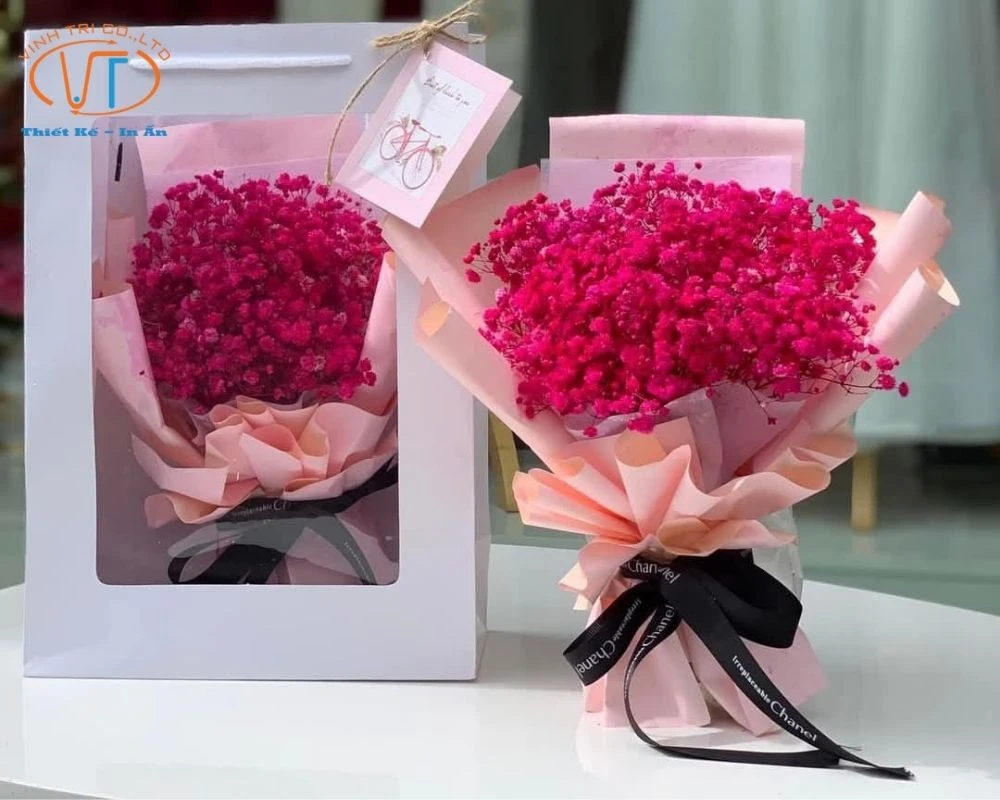 Túi giấy dựng hoa đỏ