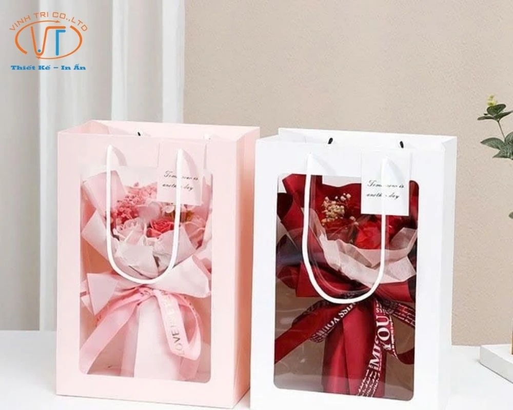 Túi giấy màu hồng, màu trắng đựng hoa