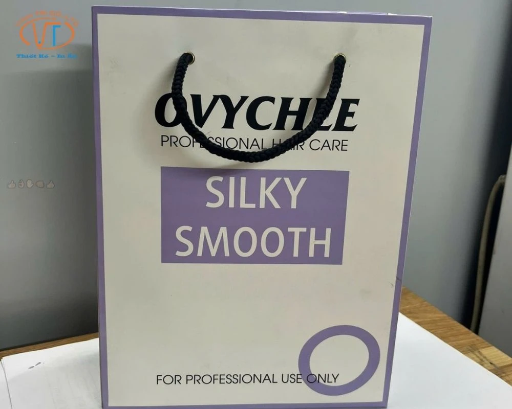 Mẫu túi giấy thương hiệu OVYCHIE dây quai túi màu đen