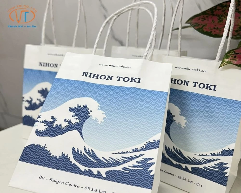 Mẫu túi giấy thương hiệu OVYCHIE dây quai túi màu đen
