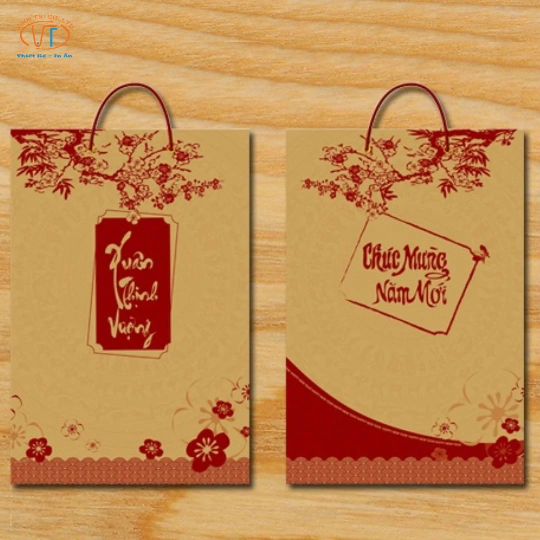 Túi giấy đựng lịch có dòng chữ " Chúc mừng năm mới"