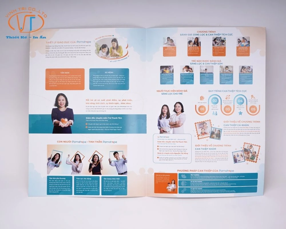 Brochure gấp đôi về chương trình học tại trường