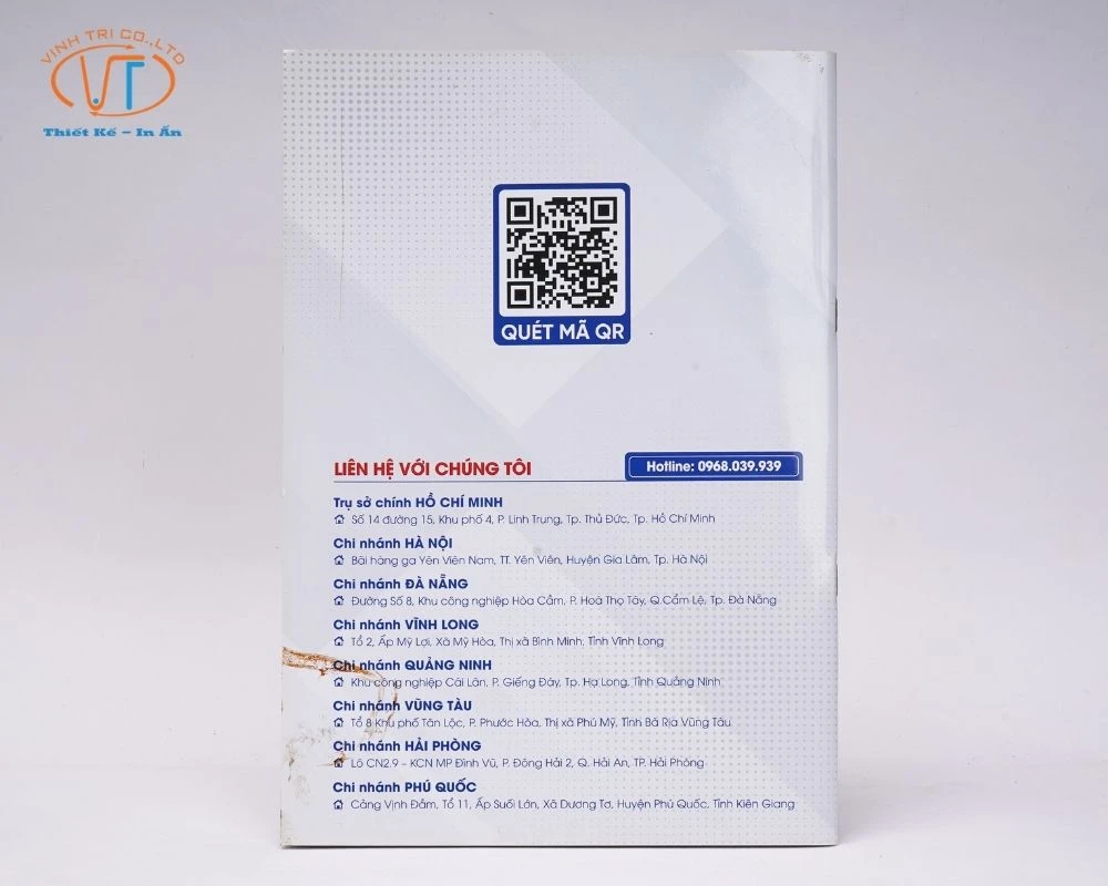 Mặt sau của catalogue có in mã QR