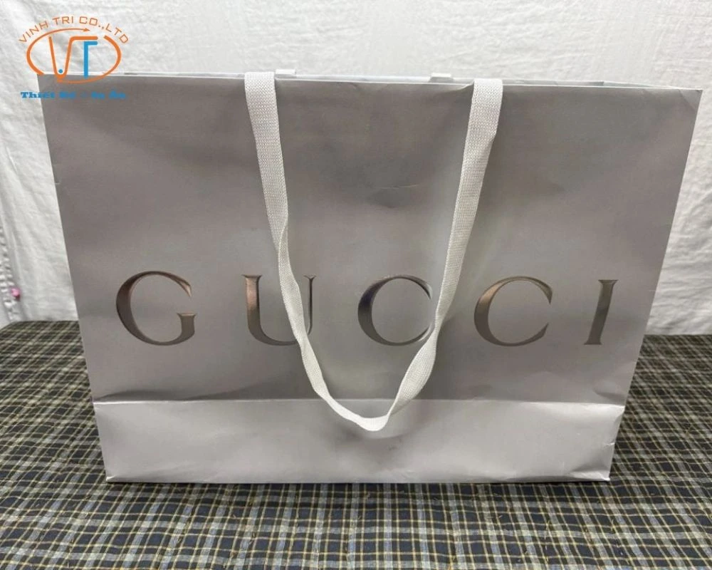 Túi giấy Gucci quai trắng màu xám