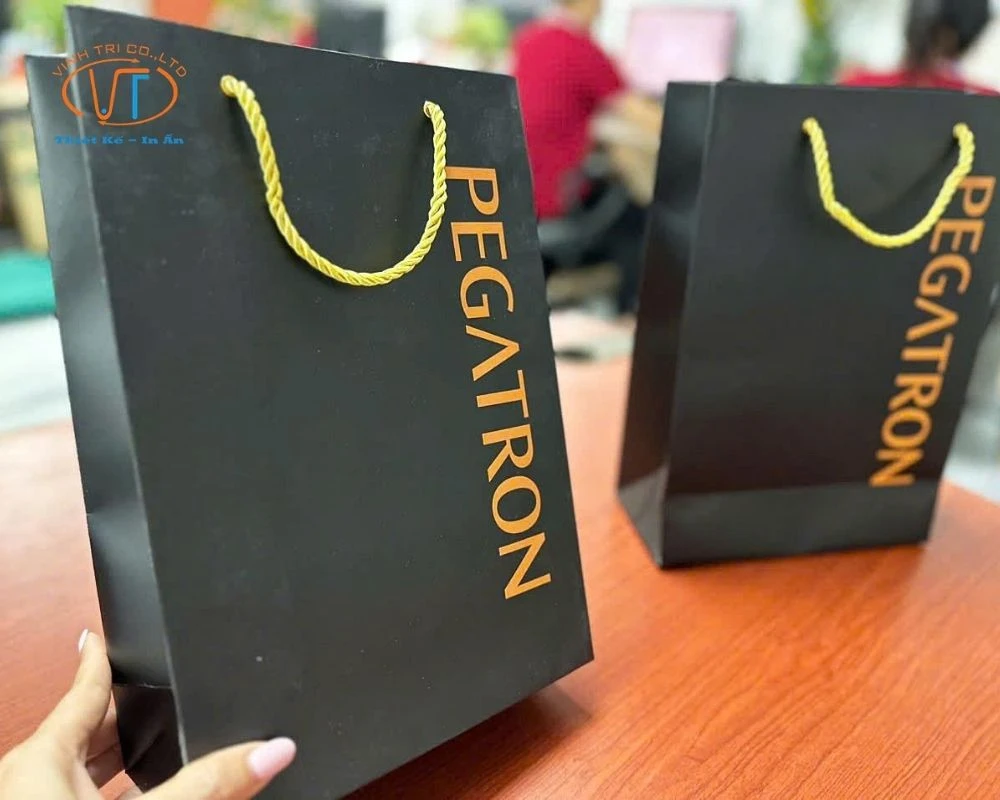 Túi giấy đen đứng dây vàng