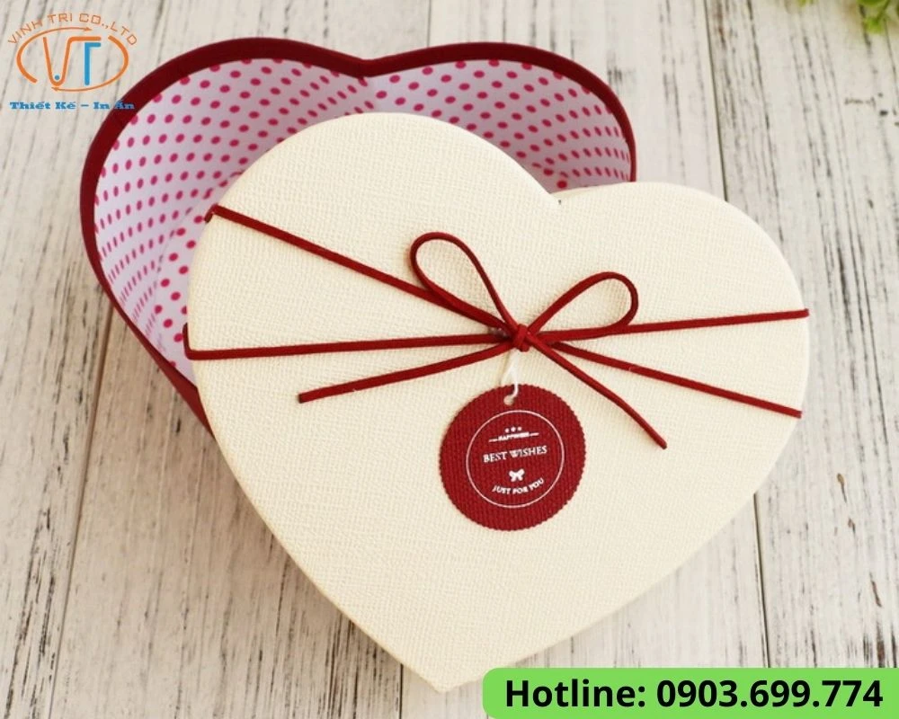 Hộp quà trái tim màu trắng, nơ đỏ