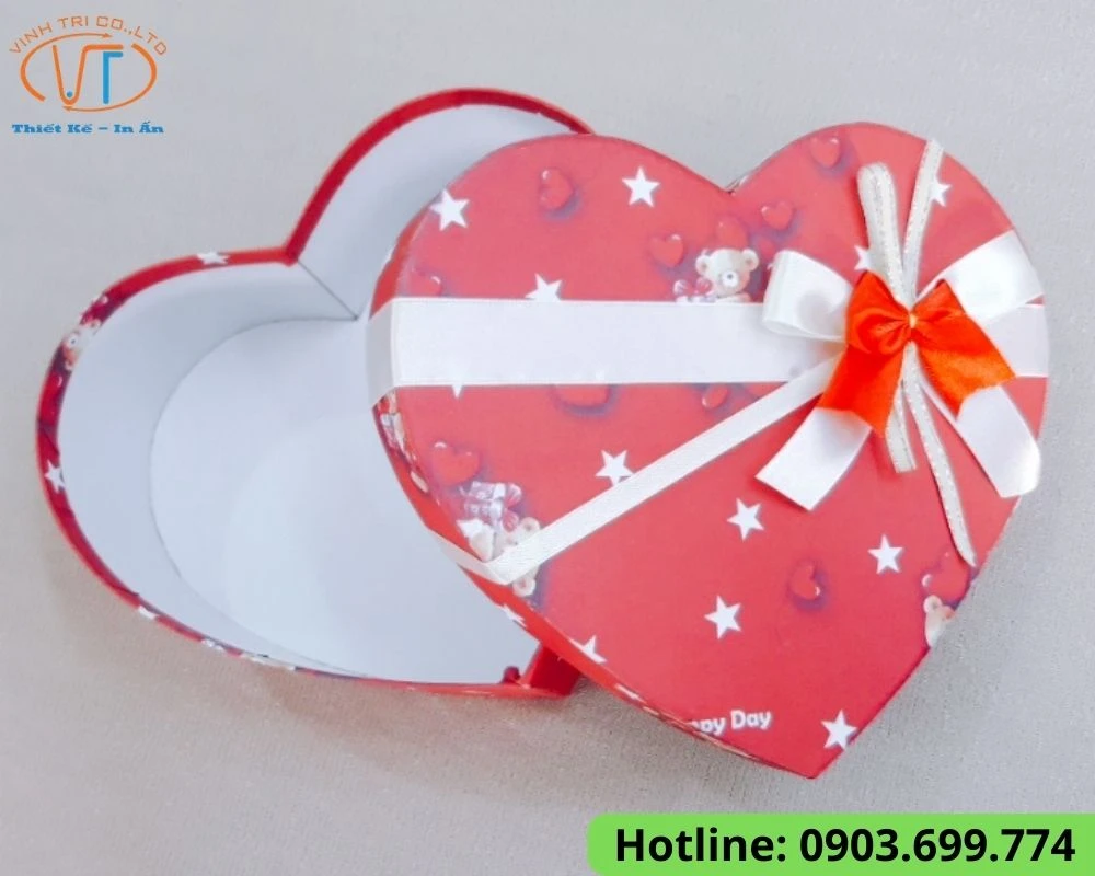 Hộp trái tim màu hồng có thắt nơ