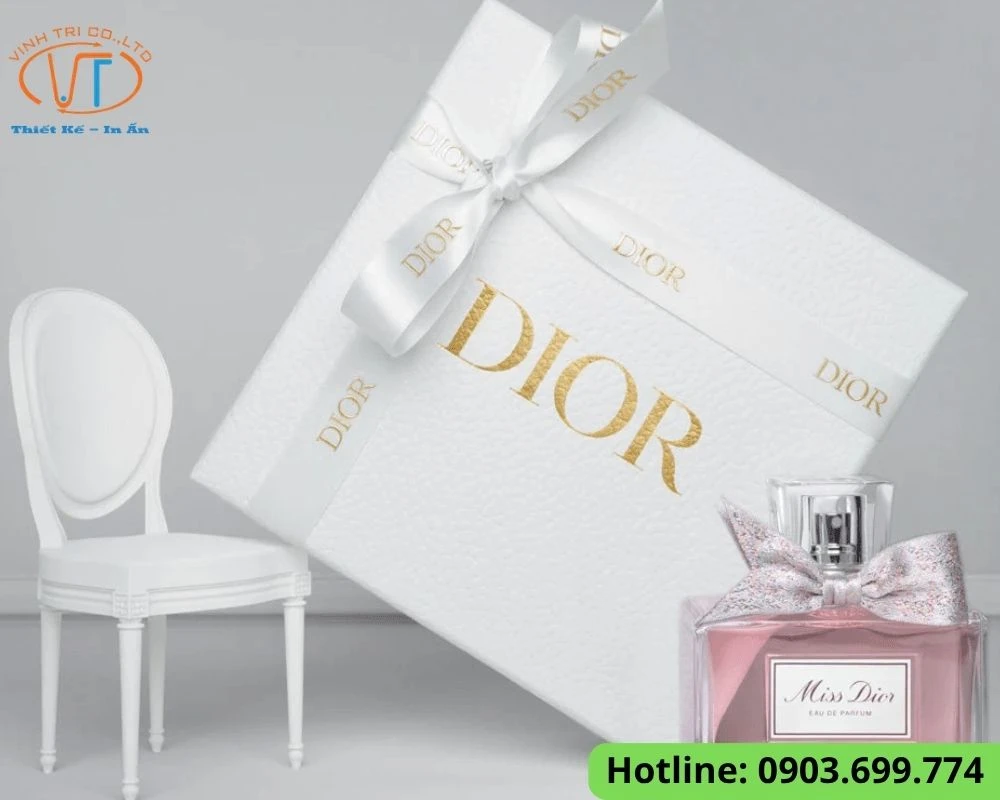 Túi giấy nổi bật với logo Dior ép kim