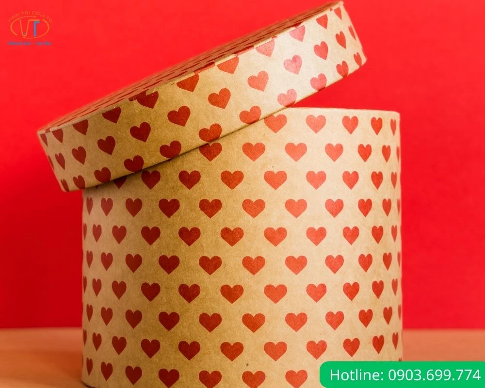 Hộp tròn trang trí bằng trái tim