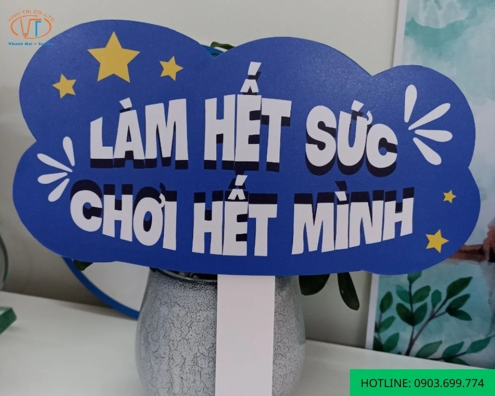 Standee cầm tay màu nổi bật 