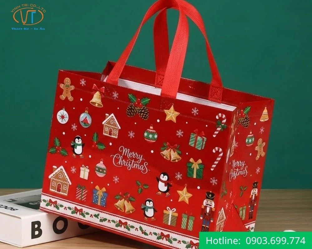 Túi giấy Noel đỏ, nhiều họa tiết nổi bật