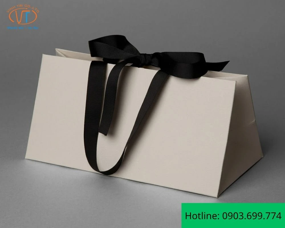 Túi đựng nước hoa màu trắng nơ đen