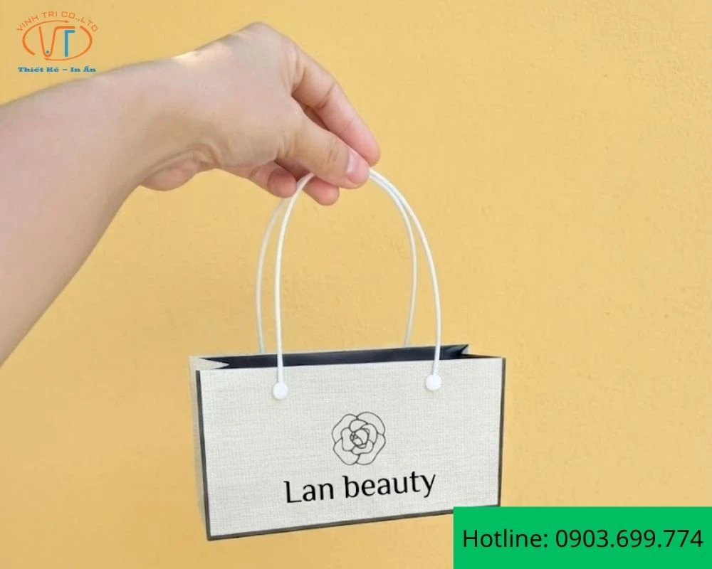 Túi giấy đựng nước hoa màu trắng thương hiệu Lan beauty