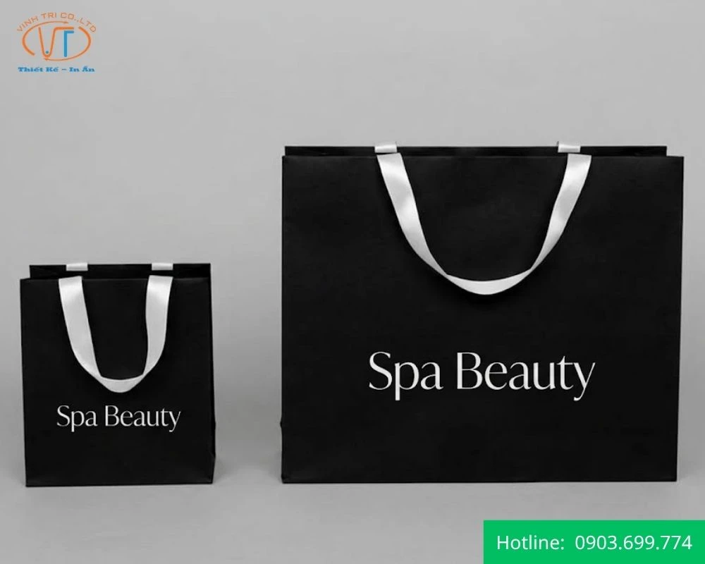 Túi giấy màu đen, quai lụa trắng của Spa Beauty